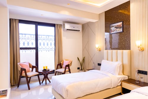 Anandam In The Himalayas Violet | Triple Sharing Suite With Restaurant, Lift & Lounge | Near Triveni Ghat – 2 bedroom villa in Rishikesh, Uttarakhand