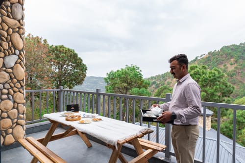 The Retreat Villa | 4-BHK Hillside Retreat with Indoor Pool, Jacuzzis | Near Kasauli Hill Station – 4 bedroom villa in Kasauli, Himachal Pradesh