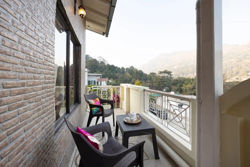 Cozy Nest | 2-BHK | Garden | Balcony | Swing | Bathtub | Bonfire Area  – 2 bedroom villa in Nainital, Uttarakhand