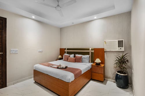 Krishna Manor | 3-BHK Farmhouse With Private Pool & Lush Garden | Near Noida Expressway – 3 bedroom villa in Delhi Ncr, Delhi