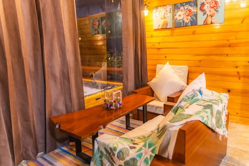 The Kingfisher Treehouse With Jacuzzi – 1 bedroom villa in Mussoorie, Uttarakhand