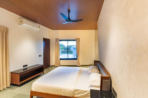 JD Beach Vacay | 4-BHK Oceanfront Beach Villa with Spacious Lawn, Ambient-Lit Bar & Private Beach Access – 4 bedroom villa in Chennai, Tamil Nadu