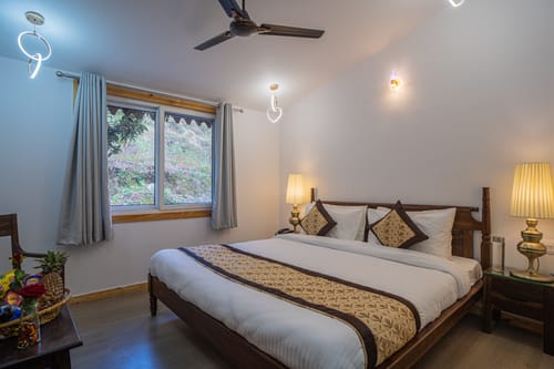 The Urban Escape Solace | 1 Deluxe Room With Hill Views – 1 bedroom villa in Bhimtal, Uttarakhand
