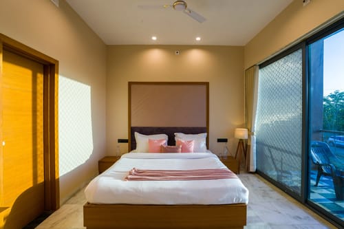 Jeevan Tara Villa | 3-BHK Pet-friendly Retreat: Private Pool, Garden & Scenic Views – 3 bedroom villa in Udaipur, Rajasthan