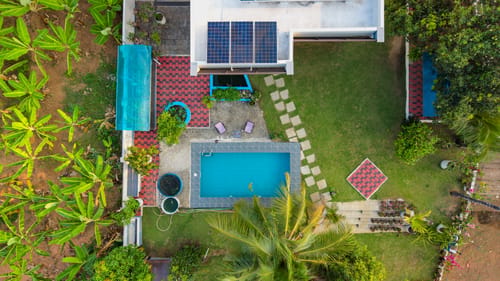 Glass River Retreat | 4-BHK Riverside Getaway with Private Pool, Lakeside Sit-Out & Lounge Area Near Aluva Railway & Metro Station – 4 bedroom villa in Kochi, Kerala