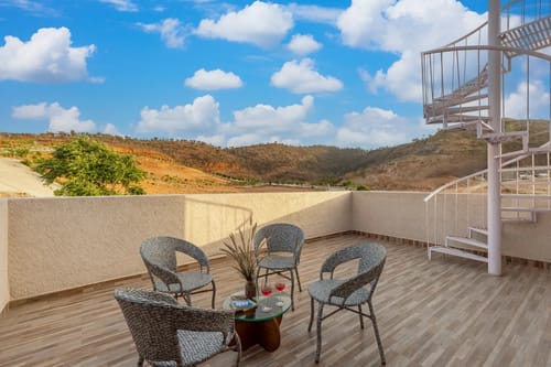 Shourya Zenna | 3-BHK | Pvt Pool & Garden | Terrace | Scenic Views