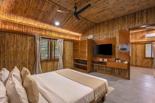 Timber Premium Suite | Pet-friendly Bamboo Cottage with Pvt Verandah, Lounge & Shared Outdoor seating & Restaurant – 1 bedroom villa in Igatpuri, Maharashtra