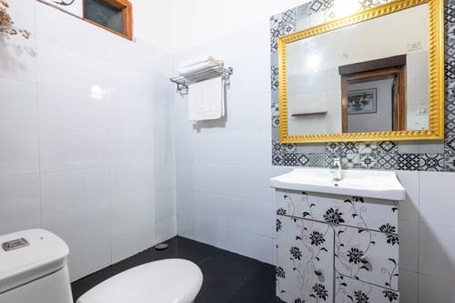 The Hive Cottage | Serene 9-Rooms Hillside Resort With Suites, Restaurant, & Outdoor Seating | Ample Parking