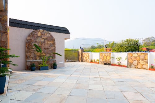 Vaikunth Villa | 3 BHK Getaway with Rooftop Pool, Sit-out Area, Jacuzzi, Scenic Lake & Hill Views – 3 bedroom villa in Udaipur, Rajasthan