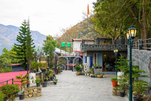 Zephyr Utopia | 1 Premium Room Featuring Shared Pool, Gym & Restaurant With Hill Views – 1 bedroom villa in Mussoorie, Uttarakhand