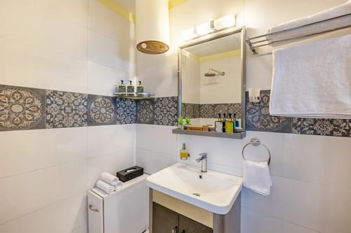Mystwood | 3-BHK Pet-friendly Retreat With Garden, Gaming Zone & Lounge Area – 3 bedroom villa in Nainital, Uttarakhand