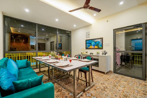 Hillshades Retreat | 6-BHK Villa With Sit-out Area, Private Pool, Restro, Game Zone, Panoramic Hill Views & a Lift – 6 bedroom villa in Kasauli, Himachal Pradesh
