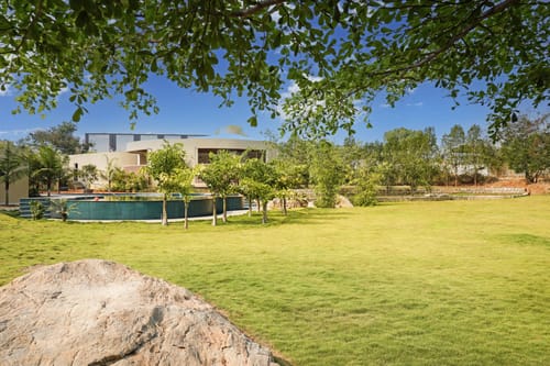 Urvi Grand Luxe Suite | Serene Farmstay With Garden, Common Pool & Dining Area – 1 bedroom villa in Bengaluru, Karnataka