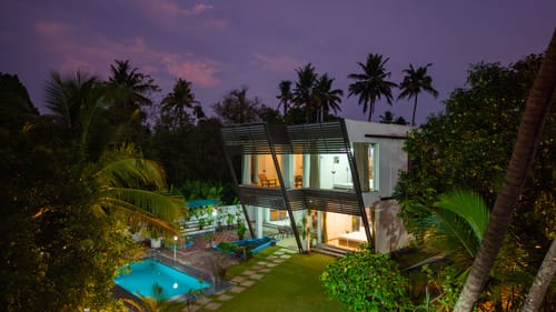 Glass River Retreat | 4-BHK Riverside Getaway with Private Pool, Lakeside Sit-Out & Lounge Area Near Aluva Railway & Metro Station – 4 bedroom villa in Kochi, Kerala