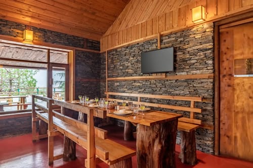 Suro Woodcrest Chalet | Pet-friendly Stay With Loft, Restaurant & Outdoor Seating – 1 bedroom villa in Shimla, Himachal Pradesh