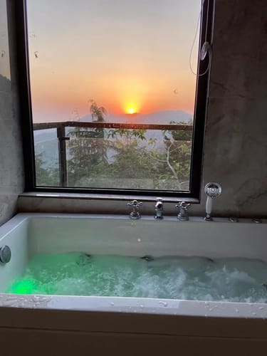 Retreat by The Kiana W/ Indoor Jacuzzi