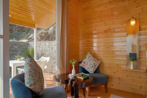 Top Tibba - Wooden Cabin with balcony & garden – 1 bedroom villa in Mussoorie, Uttarakhand