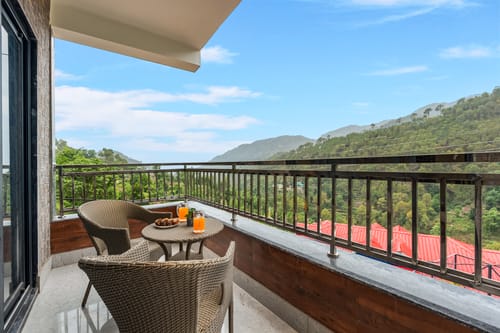 Panchvati Veloraa | Pet-friendly 3-BHK Apartment with Scenic Views & Outdoor Seating – 3 bedroom villa in Kasauli, Himachal Pradesh