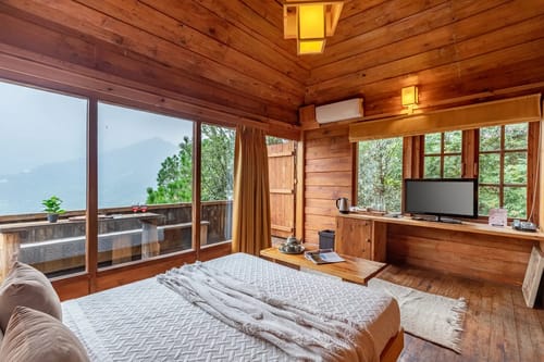 Suro Woodbine Chalet | Pet-friendly Suite With A Balcony, Restaurant & Outdoor Seating – 1 bedroom villa in Shimla, Himachal Pradesh