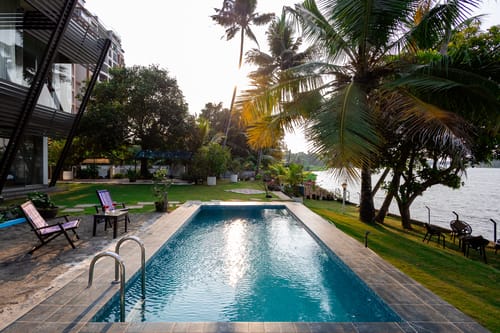 Glass River Retreat | 4-BHK Riverside Getaway with Private Pool, Lakeside Sit-Out & Lounge Area Near Aluva Railway & Metro Station – 4 bedroom villa in Kochi, Kerala