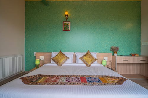 Adrushya | Stunning 1-BHK Retreat with Hill Views, Karaoke Room & Restaurant  – 1 bedroom villa in Mukteshwar, Uttarakhand