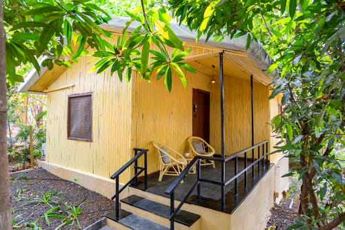 Timber Premium Suite | Pet-friendly Bamboo Cottage with Pvt Verandah, Lounge & Shared Outdoor seating & Restaurant – 1 bedroom villa in Igatpuri, Maharashtra