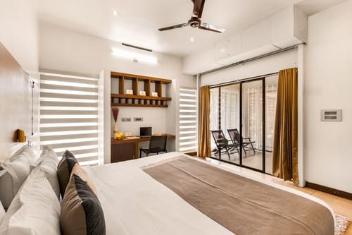 Glass River Retreat | 4-BHK Riverside Getaway with Private Pool, Lakeside Sit-Out & Lounge Area Near Aluva Railway & Metro Station – 4 bedroom villa in Kochi, Kerala