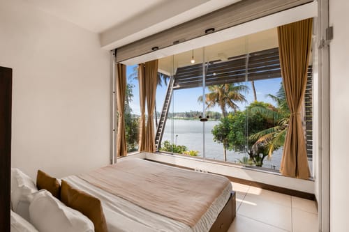 Glass River Retreat | 4-BHK Riverside Getaway with Private Pool, Lakeside Sit-Out & Lounge Area Near Aluva Railway & Metro Station – 4 bedroom villa in Kochi, Kerala