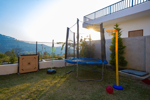 Clouds Nest | 4-BHK Pet-friendly Retreat With Terrace & Hill Views by Naukuchiatal – 4 bedroom villa in Nainital, Uttarakhand