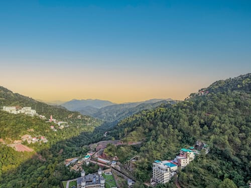Pinnacle | Hilltop 3-BHK Apartment with Picturesque Balcony & Scenic Views  – 3 bedroom villa in Kasauli, Himachal Pradesh