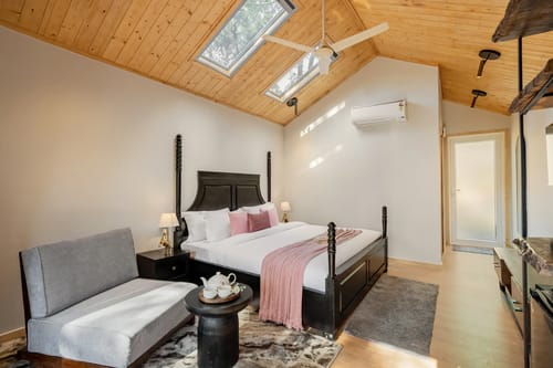  Sirmour Baag Rose | Cosy Pet-friendly Hill Cottage With Balcony, Common Garden & Restaurant 