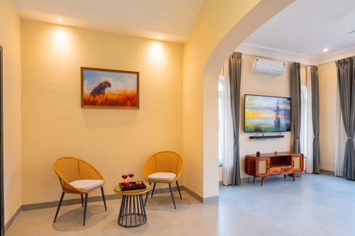 Vaikunth Villa | 3 BHK Getaway with Rooftop Pool, Sit-out Area, Jacuzzi, Scenic Lake & Hill Views – 3 bedroom villa in Udaipur, Rajasthan