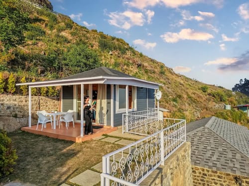 Top Tibba - Wooden Cabin with balcony & garden – 1 bedroom villa in Mussoorie, Uttarakhand