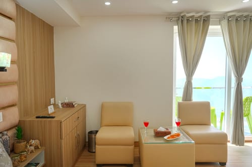 The Ridgeview Retreat Arabella | Pet-friendly Hillside Room with Private Balcony & Bathtub, Common Recreation Zone, Lounge & Restro | Close to Naldehra  – 1 bedroom villa in Shimla, Himachal Pradesh