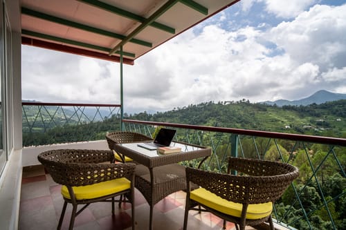 Adrushya | Stunning 1-BHK Retreat with Hill Views, Karaoke Room & Restaurant  – 1 bedroom villa in Mukteshwar, Uttarakhand