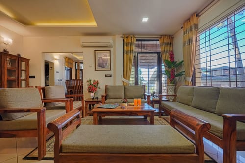 Golden Meadow Villa | Pet-friendly Hillside 3-BHK Retreat With Outdoor Lounge, Balcony & Scenic Views – 3 bedroom villa in Kasauli, Himachal Pradesh