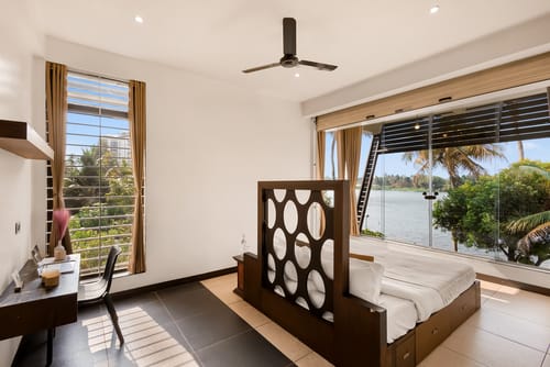 Glass River Retreat | 4-BHK Riverside Getaway with Private Pool, Lakeside Sit-Out & Lounge Area Near Aluva Railway & Metro Station – 4 bedroom villa in Kochi, Kerala