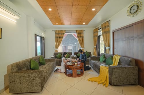 Golden Meadow Villa | Pet-friendly Hillside 3-BHK Retreat With Outdoor Lounge, Balcony & Scenic Views – 3 bedroom villa in Kasauli, Himachal Pradesh