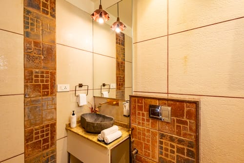 The Jazminn Earthroom | 3-BHK Pet-friendly Apartment with Shared Sit Out Area | Near Bengaluru Palace – 3 bedroom villa in Bengaluru, Karnataka