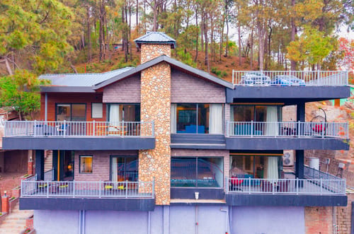 The Retreat Villa | 4-BHK Hillside Retreat with Indoor Pool, Jacuzzis | Near Kasauli Hill Station – 4 bedroom villa in Kasauli, Himachal Pradesh