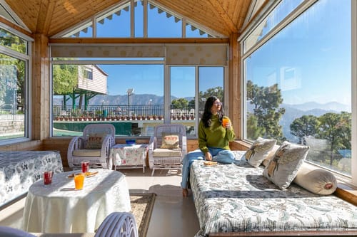 Villa Mountain Crest w/ Outdoor Pool – 6 bedroom villa in Kasauli, Himachal Pradesh