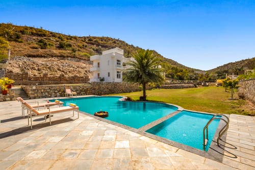 Mandovar Mountain Valley Retreat | 4 Room Pet-friendly Suite In a Private Estate with Shared Pool, Garden, Restaurant & Hill Views – 4 bedroom villa in Udaipur, Rajasthan