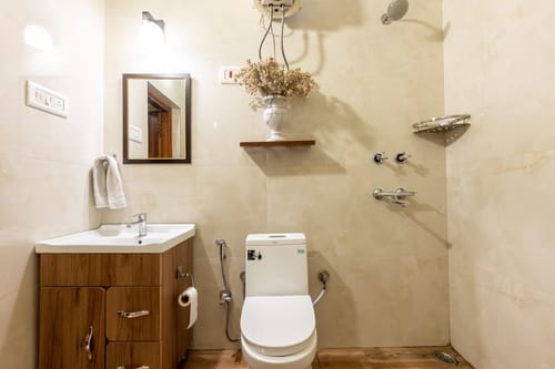 The Hive Cottage | Serene 9-Rooms Hillside Resort With Suites, Restaurant, & Outdoor Seating | Ample Parking