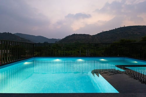 Vaikunth Villa | 3 BHK Getaway with Rooftop Pool, Sit-out Area, Jacuzzi, Scenic Lake & Hill Views – 3 bedroom villa in Udaipur, Rajasthan