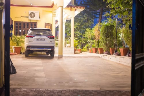 Abhimanyu Mansion Sapphire | 4-BHK Heritage Haveli With Outdoor Dining Area & Garden in City Centre – 4 bedroom villa in Udaipur, Rajasthan