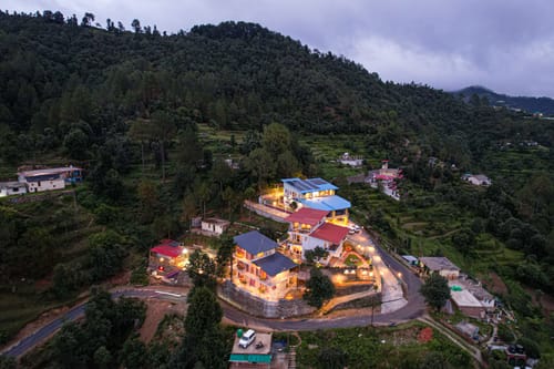 Adrushya | Stunning 1-BHK Retreat with Hill Views, Karaoke Room & Restaurant  – 1 bedroom villa in Mukteshwar, Uttarakhand