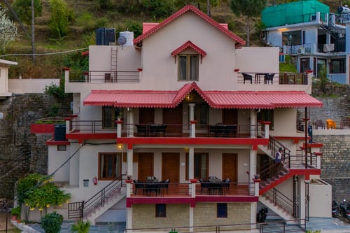 Sukhmani Cottage | 5-BHK Hilltop Hideaway With Garden, Terrace & Scenic Views – 5 bedroom villa in Kasauli, Himachal Pradesh