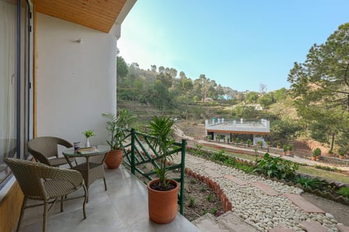 Pine View Resort | Pet-friendly Hilltop 1-Suite With Garden-Facing Balcony, Rooftop lounge, Restro & Game Zone – 1 bedroom villa in Kasauli, Himachal Pradesh