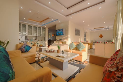 The Ridgeview Retreat Amelia | Hillside 2-Room Suite with Private Balcony, Bathtub & Restro | Near Naldehra Golf Course | Pet-friendly – 2 bedroom villa in Shimla, Himachal Pradesh