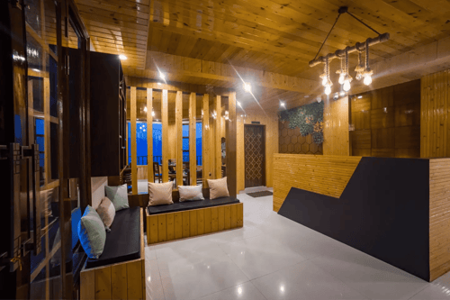 Pine Shadow Fuchsia | Hillside Retreat With Picturesque Balcony & Restaurant – 1 bedroom villa in Shimla, Himachal Pradesh